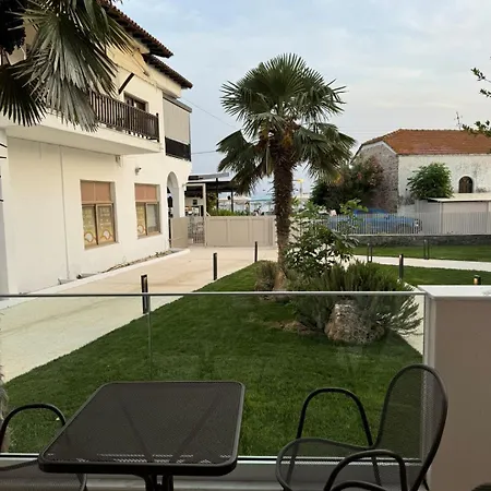 Studio Nikiti Beach מלון